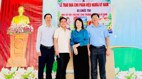 HỘI CỰU HỌC SINH TRƯỜNG TIỂU HỌC NGHĨA KỲ NAM TRAO TẶNG 03 TI VI CHO TH&THCS NGHĨA KỲ