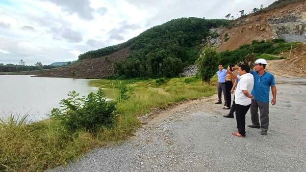 LÃNH ĐẠO XÃ NGHĨA GIANG KIỂM TRA THỰC TẾ CÁC KHU VỰC XUNG YẾU, SẴN SÀNG ỨNG PHÓ VỚI BÃO SỐ 12 (Fengshen)