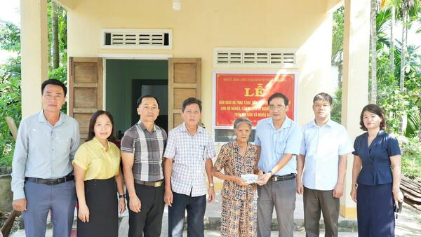 Xã Nghĩa Giang: Bàn giao và trao kinh phí hỗ trợ sửa chữa nhà ở cho hộ nghèo, hộ cận nghèo năm 2026